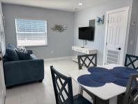 Teal Tide Beach Escape! Walkable, Steps to Beach - Bed and Breakfast St. Pete Beach