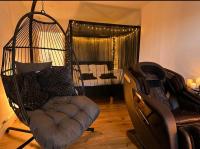 Luxury Luton airport 10 Mins retreat 4 Poster Kingsize bed ,Massage Chair ,Jacuzzi Bath,Large Balcony,24 Hour Check In ,Luton Station walking distance CONTRACTORS WELCOME,COUPLES,PROFESSIONALS - B&B Luton