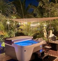 Coastal Vibes, Hot Tub Nights - Pet Friendly - Bed and Breakfast Cape Coral