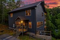 Mountain Cabin | 3 Decks | Pool | Hot Tub | Games - Ferienwohnung Gatlinburg