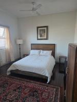 Chambre Lit Queen-Size avec Salle de Bains Commune 