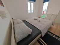 Sea View Apartment Tkon with Terrace Sleeps 6 - Chambres d'hôtes Tkon