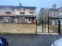 House Sleeps 9 with Garden and Parking - B&B Bradford