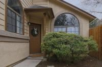 4BR Pet-Friendly, Fenced Yard, Theme Parks, BMT! - Bed and Breakfast San Antonio