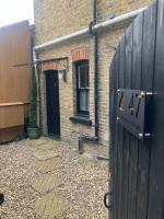 Private Courtyard Studio in Lovely Mortlake - B&B Londra