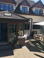 4 Bed House - Sleeps 8 - Pets - Parking - Wifi - Ferienwohnung Greystones