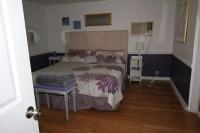 Private Cottage in Carnegie - Close to Downtown - Pet Friendly - B&B Carnegie