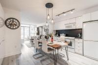Stylish 2BR Suite with Queen Beds, Steps from the CN Tower - Chambres d'hôtes Toronto