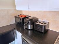 Pool Table 1-Bedroom House, near City Centre and Public Transport, Dog Friendly, Sleeps 5, Free Parking - Chambres d'hôtes High Heaton