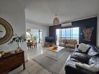 Modern two-bedroom Umdloti apartment with sea views - Chambres d'hôtes eMdloti