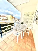 Sicilian Sea Breeze Apartment - 1 Min Walk to Beach - Chambres d'hôtes Marina di Ragusa