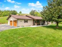 Secluded Upscale Smoky Mountain Retreat w Hot Tub, Game Room, Near The Island - Chambres d'hôtes Sevierville