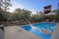 The Residence, Infinity Pool, Hot-tub, Giraffe Tower, Outdoor Shower & Bath - Chambres d'hôtes Marloth Park