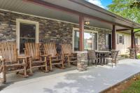 Secluded Upscale Smoky Mountain Retreat w Hot Tub, Game Room, Near The Island - Chambres d'hôtes Sevierville