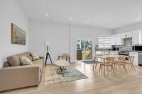 Luxury 3BR Apartment with 3 Baths- Ground floor - B&B Mississauga