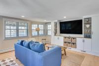 New England Cottage! Water Views & Decks - Bed and Breakfast Lakeside