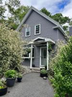 Downtown Boothbay Harbor, 2-Story Cottage - Bed and Breakfast Boothbay Harbor