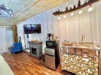 King Suite & Bunkhouse - Deer Camp - WiFi - Grill - B&B Free Springs