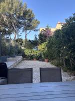 Logement entier T2 climatisé, parking gratuit, jardin, plage à 2min à pied - B&B Sanary-sur-Mer