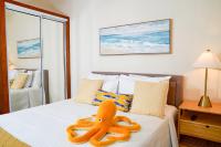 Borinquen Beach Getaway Apt 1 Near Beach - Bed and Breakfast Camaceyes