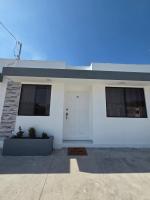 Fly & Stay Comalapa - Bed and Breakfast Las Flores