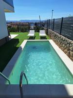 Modern Apartment Near Beach - Pool and Terrace - B&B Omišalj