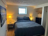 Poolside Shared Suite - Private Queen Room with Heated Pool - Bed and Breakfast Victoria