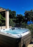 Sea View House with Jacuzzi - Casa Bianca Brač - Bed and Breakfast Selca