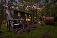 Cozy Woodland Escape-Hot Tub, Sauna, Walk to Lake! - Chambres d'hôtes Lake Harmony