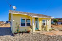 Route 66 Roadtripper Retreat w/ Private Backyard - Ferienwohnung Kingman
