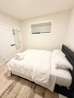 The Luxe Haven - Stylish 2BR, 2BA Retreat - B&B Calgary