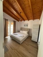 Zimmer mit Kingsize-Bett und Balkon