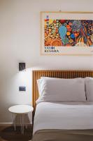 Zimmer mit Kingsize-Bett und Balkon