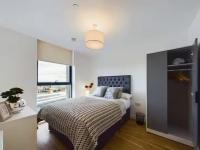 NEW! 2 Bedroom Flat in Manchester Waters by Stay With Us, Perfect for Families, Couples & Groups, FREE Private Parking! - Chambres d'hôtes Manchester