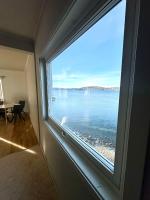 Spacious seaside apartment with balcony - Bed and Breakfast Sørreisa