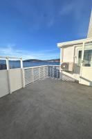 Spacious seaside apartment with balcony - Bed and Breakfast Sørreisa