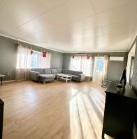 Spacious seaside apartment with balcony - Bed and Breakfast Sørreisa