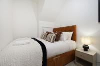 Stylish Seaside Stay with Balcony Walking Distance to Beach - B&B Redcar