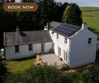 Large country house with garden, outdoor spa area & games room with Hot Tub and Fire Pit - Chambres d’hôtes Wigtown