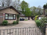 Two Bungalows Choose one - 4BR and 2BR Lovely Home Fully Furnished at Egham LP - B&B Egham