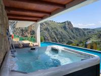 Heated Private Ozone Salt Pool, Jacuzzi, Cinema Inside & Outside, Ping Pong, Billiard, Ps5, Playground, Giant Chess, Giant Monopoly, Table Football, 3x Surround Sound - Villa Rokka Luxe - Bed and Breakfast Kíssamos
