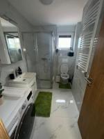 Eva Apartment - City Center, Free Garage Parking & Balcony View - Chambres d'hôtes Niš