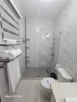Luxury Apt New Kingston 24 hrs Security Pool - B&B Kingston