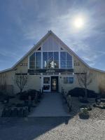 Lakefront Lodge w Hot Tub Outdoor Dining - B&B South Cerney