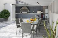 The Grand Stallion Apartment - B&B Pesáda