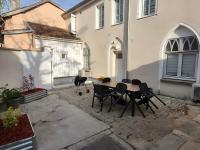 TEMPLE JACQUESSON - Gare - Centre ville - WIFI et STREAMING - Cour privée - Barbecue -Parking gratuit - CHECK IN 24H - Climatisation - B&B Châlons-en-Champagne