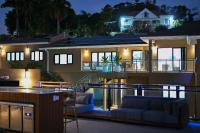 Golden Pear Villa-MSV 10BR - 5 Fully Equipped Kitchens, Harbor & Sea Views - B&B Morne Longue