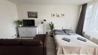 THE RIVERSIDE APARTMENT with Balcony - Chambres d'hôtes Prague