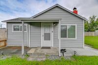Near Ocean & Redwood National Park! Home w/ Yard - Bed and Breakfast Crescent City