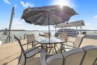 Water Front Home with 24' boat dock - Chambres d'hôtes Huntsville